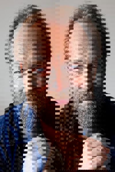 Hugo Weaving